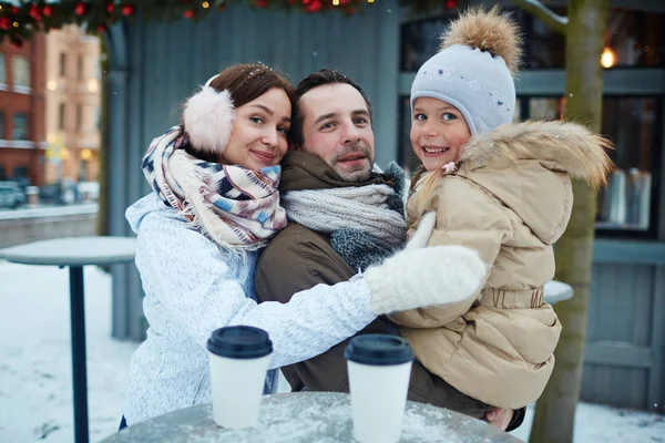 Noel arifesinde dışarı asılı aile — Stok fotoğraf