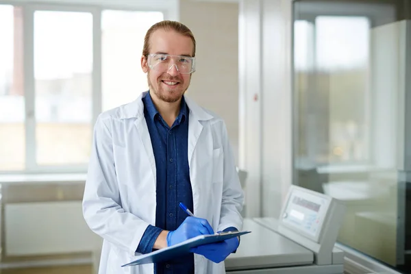 Scientifique souriant travaillant dans un laboratoire médical — Photo