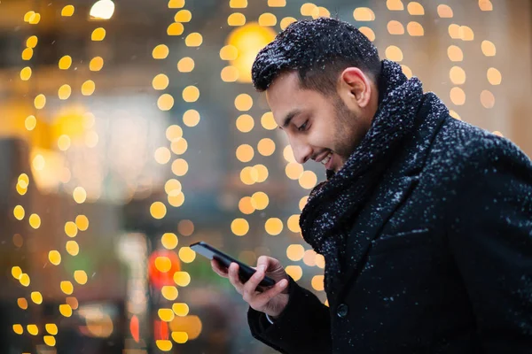 Hombre de negocios usando smartphone —  Fotos de Stock