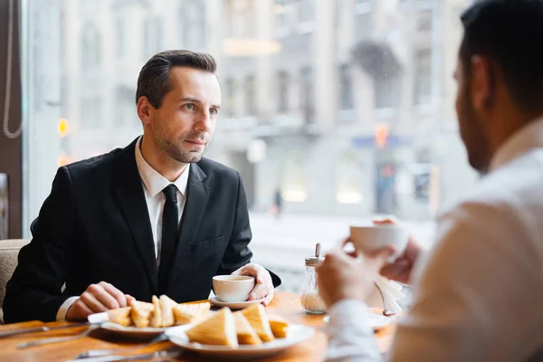 Reunión de negocios de socios en la cafetería —  Fotos de Stock