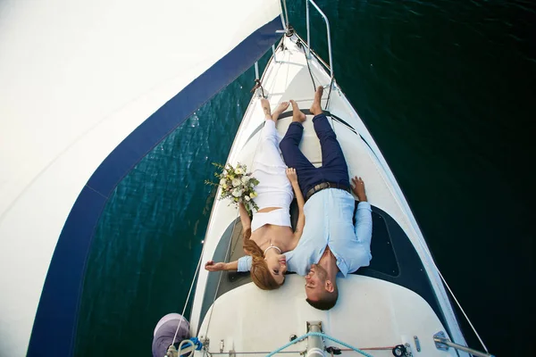 Jeunes mariés voyageant sur le yacht — Photo