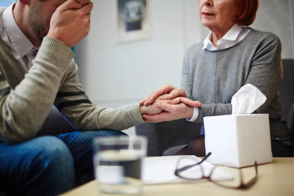 Hombre durante la visita al psicólogo — Foto de Stock