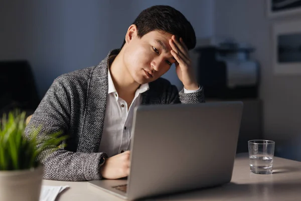 Hombre de negocios mirando la pantalla del ordenador portátil — Foto de Stock