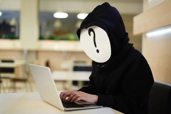 Анонімний хакер на роботі — стокове фото