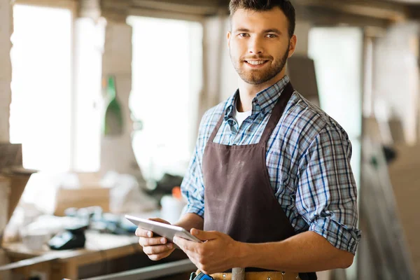 Carpintero con touchpad networking — Foto de Stock