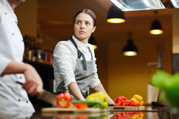 Homem e mulher cortando legumes frescos — Fotografia de Stock