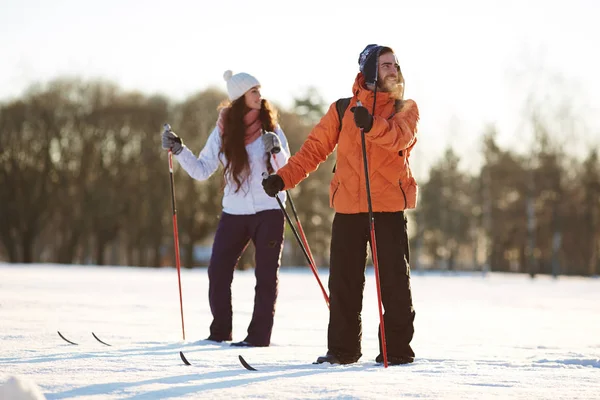 Couple of young skiers — Stock Photo, Image