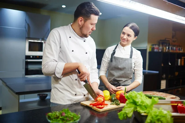 Kocken förbereder grönsaker sallad — Stockfoto