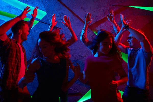 Vänner dansar tillsammans i klubben — Stockfoto