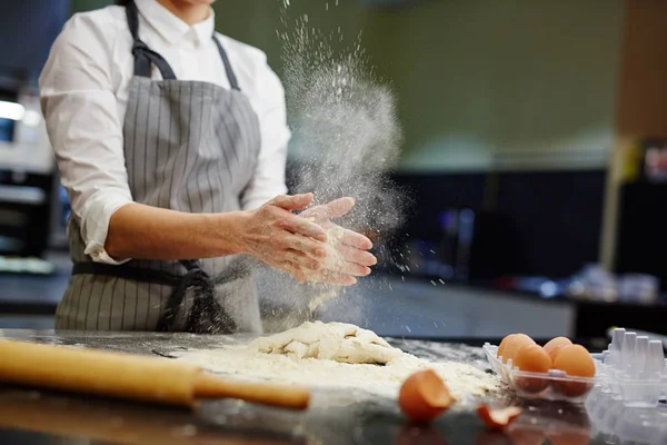 Ouvrier de boulangerie faisant la pâte — Photo