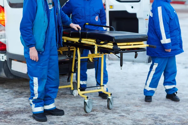 Trabalhadores de ambulância de emergência — Fotografia de Stock