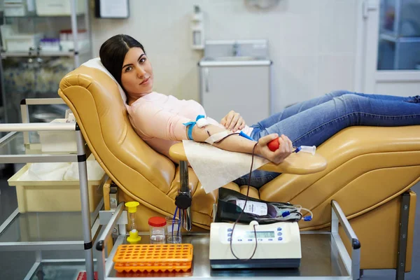 Донор крови, захватывающий специальный флексор — стоковое фото