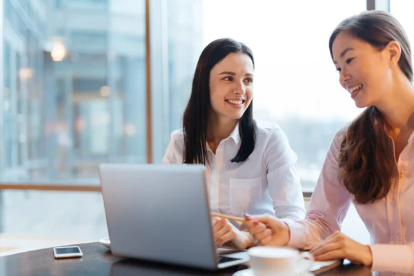 Vrouwelijke ondernemers werken in lichte kantoor — Stockfoto