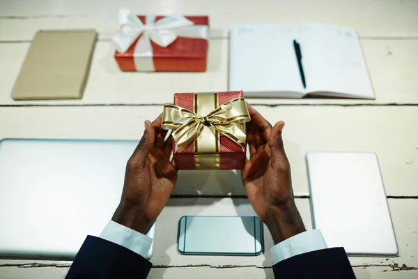 Businessman holding gift — Stock Photo, Image