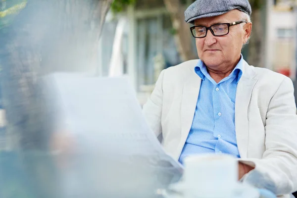 Älterer Mann liest Zeitung — Stockfoto