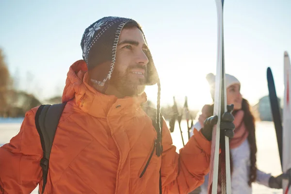 Skiërs in de winter forest — Stockfoto