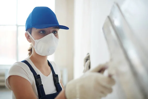 Riparatore donna che esegue lavori di intonaco — Foto Stock