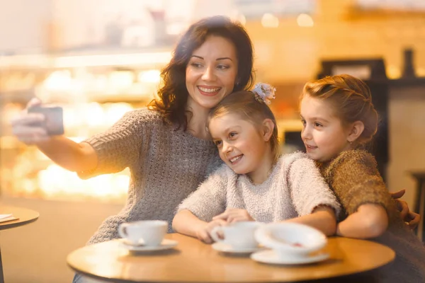 Jeune famille faisant selfie — Photo