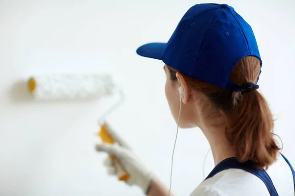 House painter painting wall with roller — Stock Photo, Image