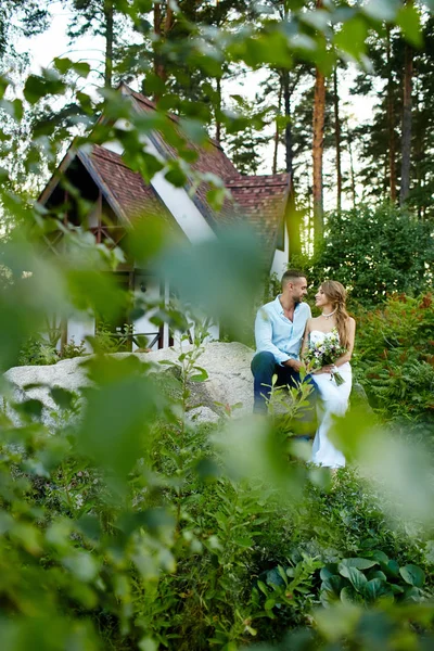 Mariée et marié dans le jardin — Photo