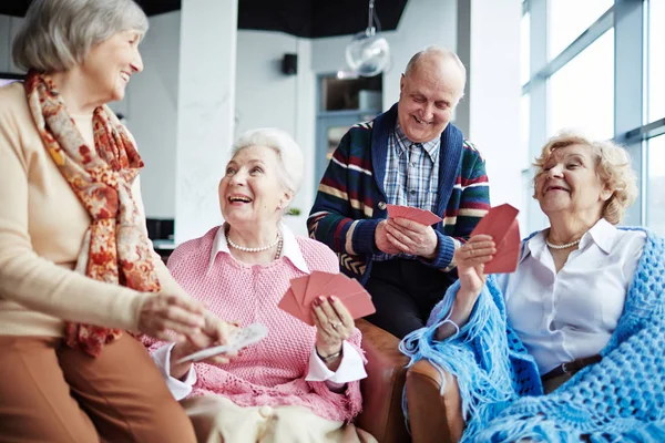 Donne e uomo che giocano a carte — Foto Stock