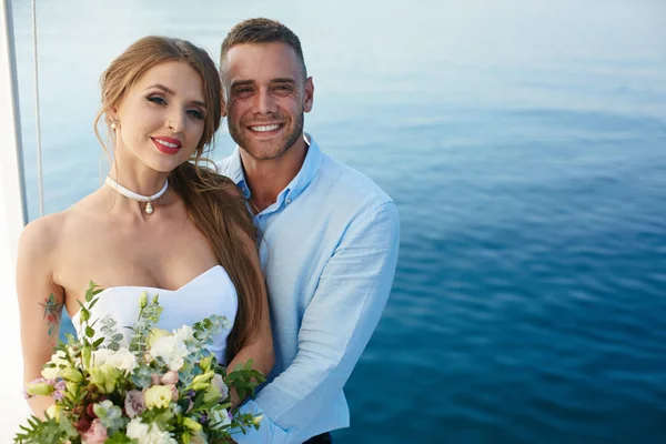 Jeunes mariés voyageant sur le yacht — Photo