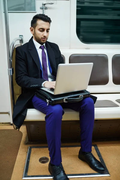 Geschäftsmann arbeitet am Laptop — Stockfoto