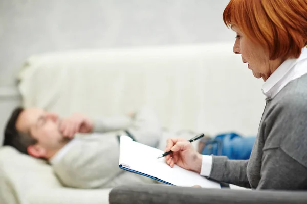 Mannen under besök i psykolog — Stockfoto