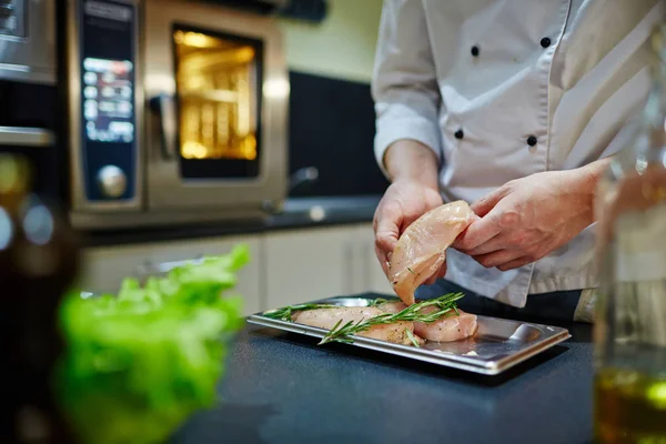 Cuoco condimento filetto di pollo — Foto Stock