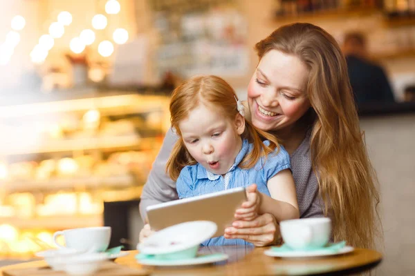 Mãe e filha brincando no tablet — Fotografia de Stock