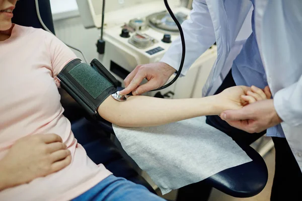 Médico verificando a pressão arterial — Fotografia de Stock