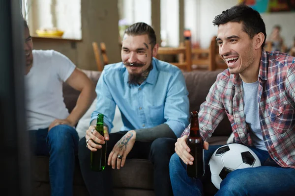 Vrienden kijken naar voetbalwedstrijd — Stockfoto