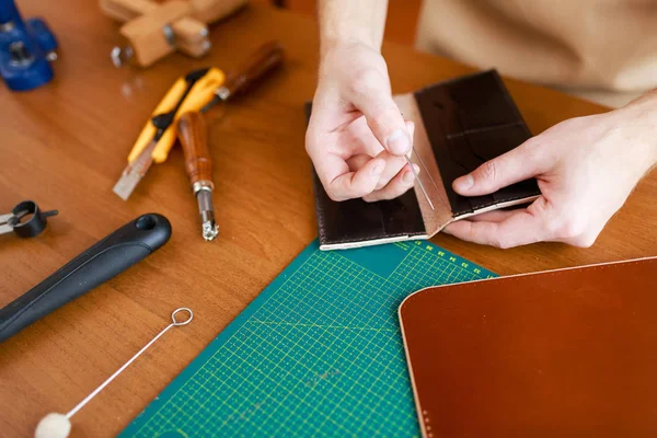 Lavorazione conciatore pezzo di pelle — Foto Stock