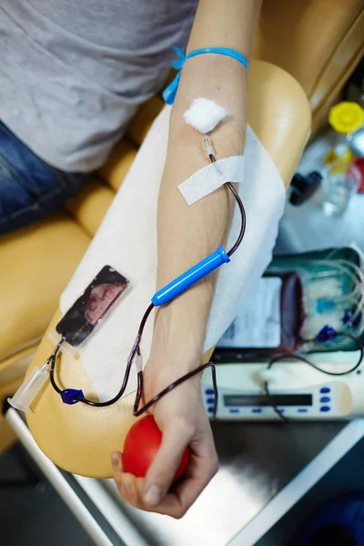 Braço do doador de sangue com gota — Fotografia de Stock