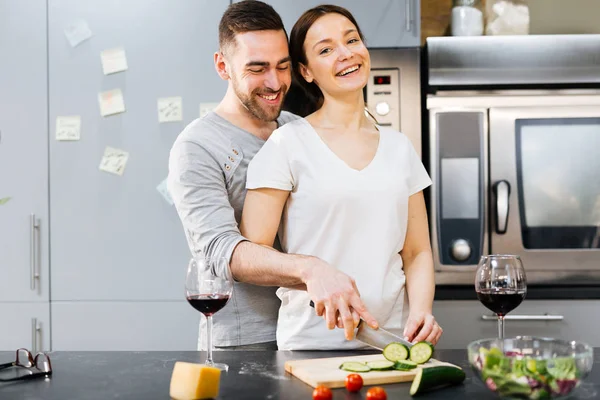 Pareja cocinando juntos — Foto de Stock