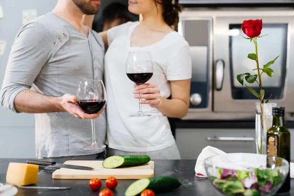 Casal com vinhedos na cozinha — Fotografia de Stock