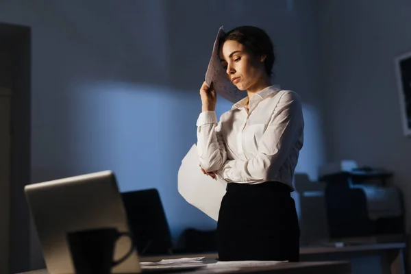 Femme d'affaires fatiguée avec des papiers — Photo