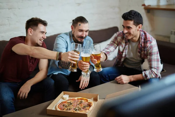 Amigos viendo el partido de fútbol — Foto de Stock