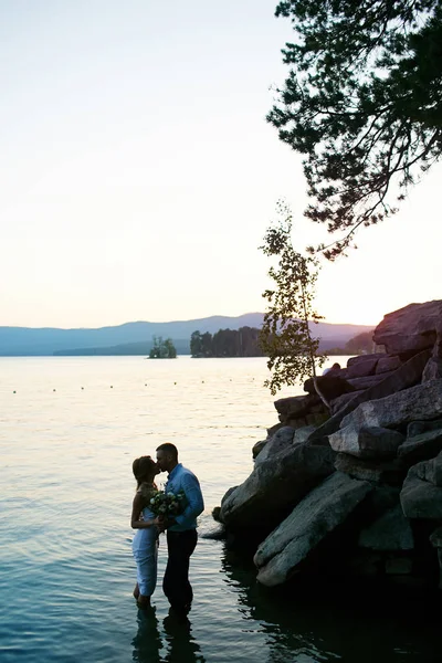 Sposi che si baciano al tramonto — Foto Stock