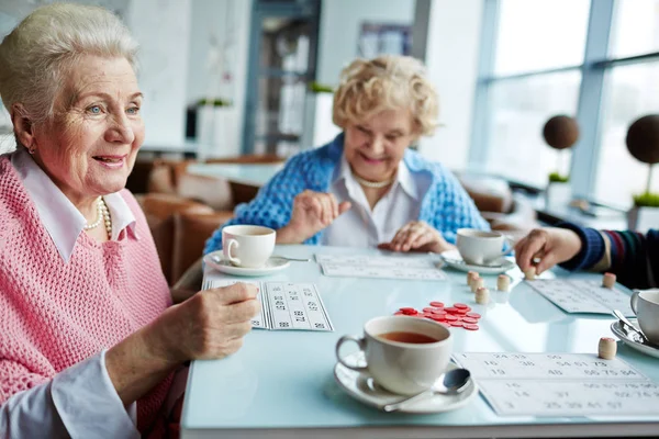 Äldre kvinnor Spela lotto — Stockfoto