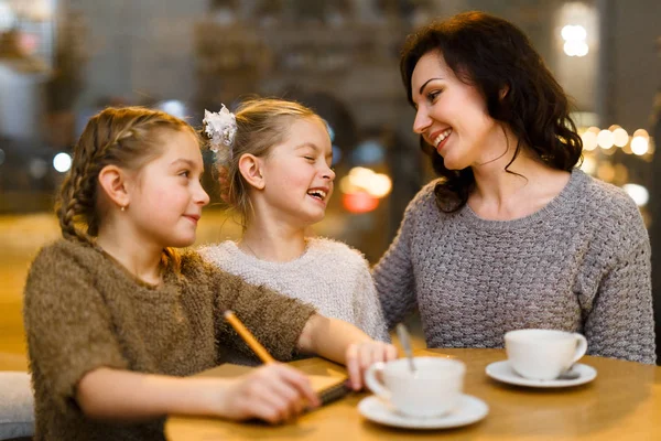 Mladá rodina v kavárně — Stock fotografie
