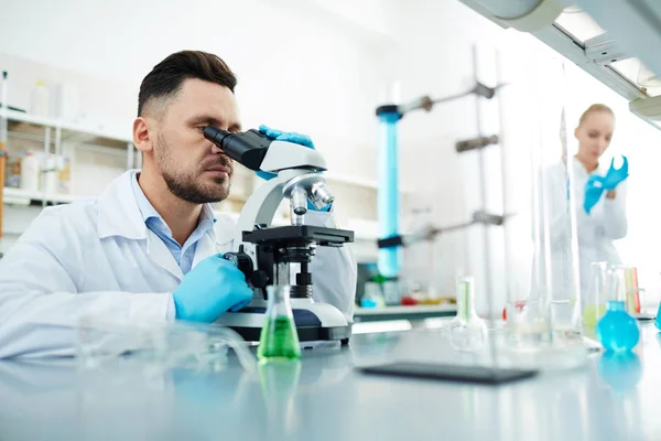 Wetenschapper werkt met microscoop — Stockfoto