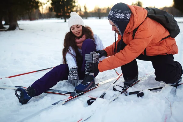 Man hjälper kvinna under resa — Stockfoto