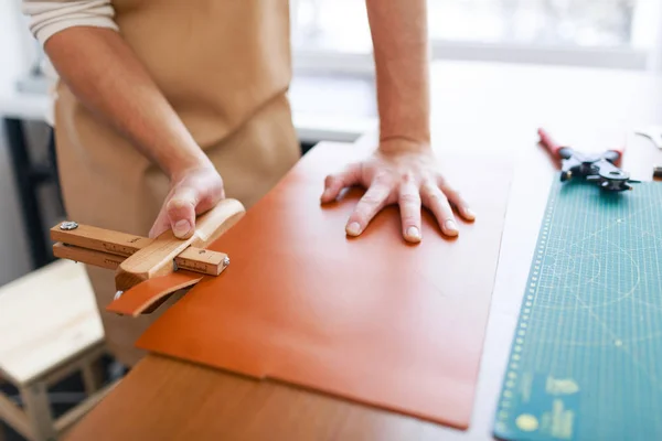 Tanner processing piece of leather — Stock Photo, Image