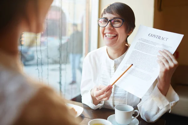 Mujeres de negocios que trabajan en la cafetería ligera — Foto de Stock