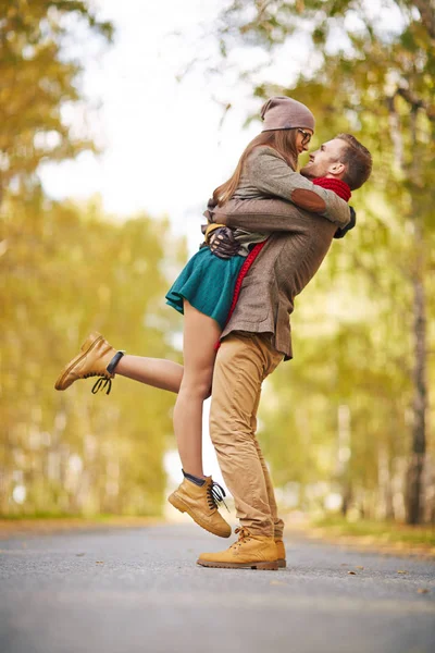 Couple en forêt d'automne — Photo