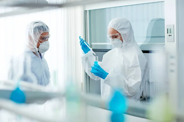 Microbiologists analyzing toxic substance — Stock Photo, Image