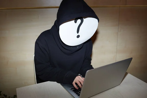 Hacker anonim cu laptop — Fotografie, imagine de stoc