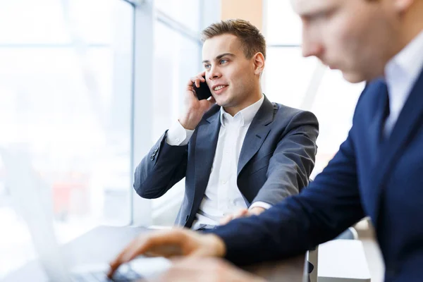 Sales manager talking to client — Stock Photo, Image