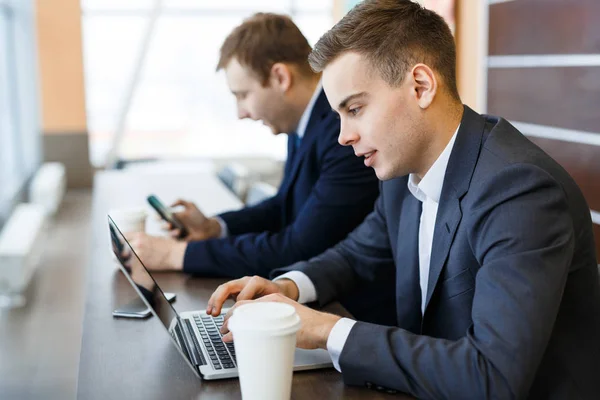 Modern traders with laptop — Stock Photo, Image